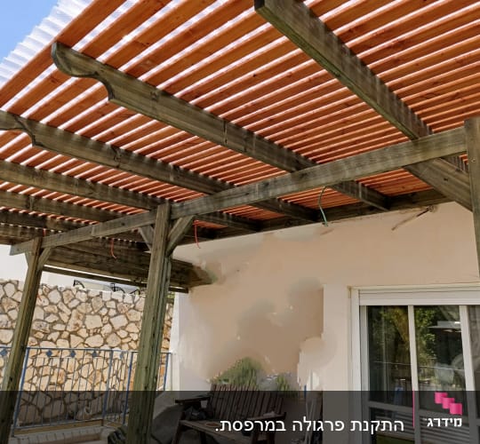 פרגולה מעץ עם קורות עץ אופקיות וגג שקוף
